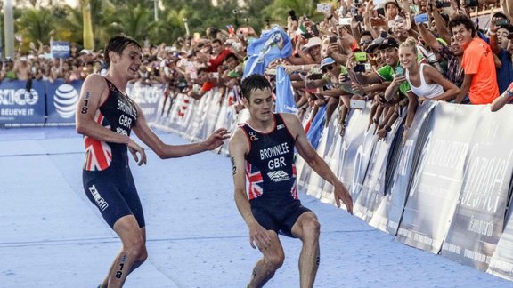 Alistair Brownlee helps brother Jonathan Brownlee, triathlon 