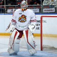 Kalniņš atvaira 28 metienus un divreiz rezultatīvi piespēlē KHL mačā