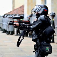 Foto: Kolumbijā demonstranti un policija metas asiņainās sadursmēs