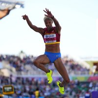 Venecuēliete Rohasa trešo reizi triumfē pasaules čempionātā trīssoļlēkšanā
