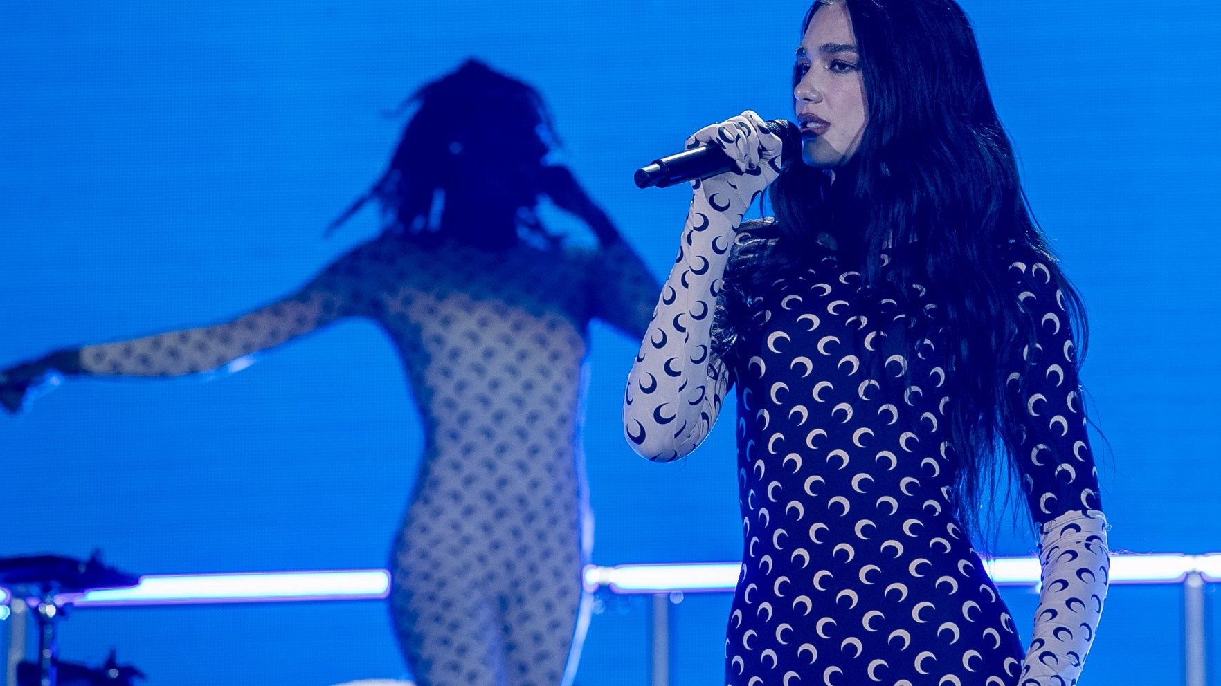 Popzvaigzne Dua Lipa Portugālē atklāj aizliegtu un cenzētu grāmatu bibliotēku