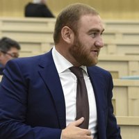 Aizdomās par slepkavību pasūtīšanu Krievijas parlamentā aiztur deputātu