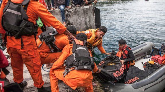 Pieaug bojā gājušo skaits Indonēzijā nogrimušā prāmja katastrofā