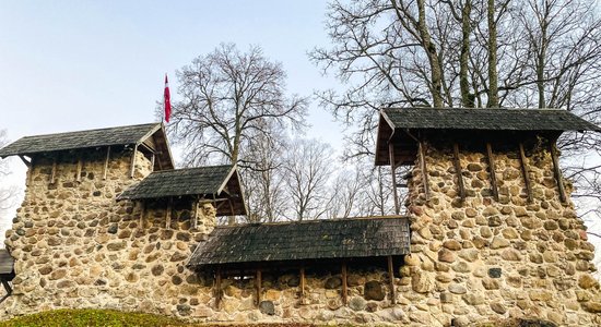 Foto: Vēsturiska pastaiga cauri Ropažu pilsdrupām