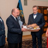 ФОТО: Супруга президента Эстонии снова позирует рядом с мужем