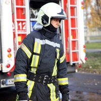 No degošas dzīvojamās mājas Rīgā izglābti divi un evakuēti pieci cilvēki