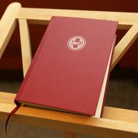 Latvijas vēstnieks pie Svētā Krēsla pāvestam uzdāvina jauniztulkoto Bībeli