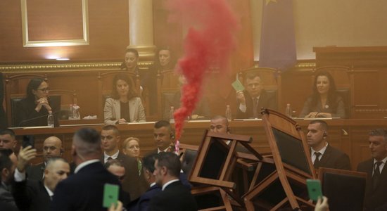 Albānijas opozīcija ar signālraķetēm izjauc parlamenta balsojumu par budžetu