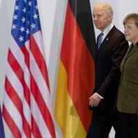 Merkele un Baidens aicina Krieviju apturēt armijas koncentrēšanu pie Ukrainas robežas