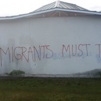 Ogrē ēku sienas 'rotā' pret imigrantiem vērsti uzraksti