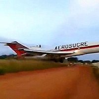 Video: Kolumbijā īsi pēc novēlotas pacelšanās nogāžas lidmašīna