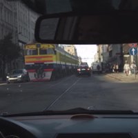 ЗАБАВНОЕ ВИДЕО: Водители в шоке! По улице Барона едет электричка