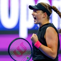 Ostapenko turpina dominēt pār Švjonteku un iekļūst Dohas turnīra finālā