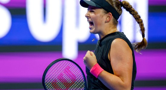 Ostapenko turpina dominēt pār Švjonteku un iekļūst Dohas turnīra finālā