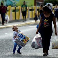 35 000 venecuēliešu šturmē Kolumbijas pierobežas veikaliņus