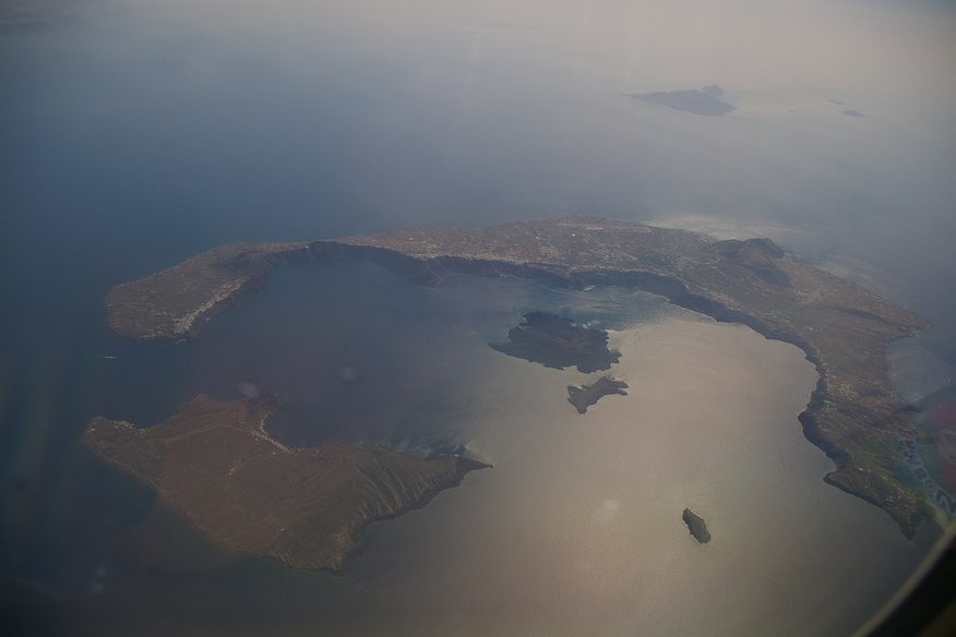 Vulkāniskā "bumba" zemestrīču drebinātajā Santorini vēl neeksplodēs, spriež eksperti