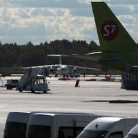 Aculiecinieka video: Tā izkrauj pasažieru bagāžu Pulkovas lidostā!