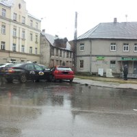 Foto: 'Honda' izraisa avāriju 'melnajā' krustojumā Daugavpils ielā