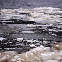 Zvejnieki Rīgā izglābj Audupes ledū ielūzušu cilvēku