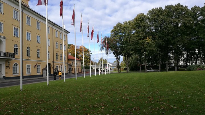 Būvdarbu dēļ Rīgas centrā pie Pils laukuma tiek ieviesti satiksmes ierobežojumi