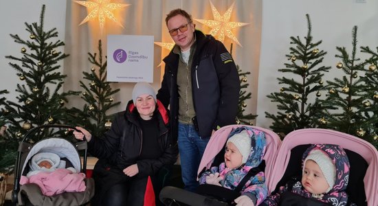 Rīgas Dzemdību namā Ziemassvētku gaidās izveidots mīlīgs fotostūrītis