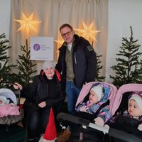 Rīgas Dzemdību namā Ziemassvētku gaidās izveidots mīlīgs fotostūrītis