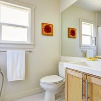 Žalūzijas, uzlīmes vai plandoši aizkari – ko izvēlēties logiem vannasistabā