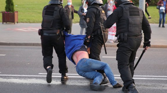 Minskā pēc Lukašenko pašinaugurācijas liels skaits drošībnieku izklīdina protestētāju tūkstošus - 18