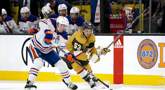 Bļugers un 'Golden Knights' ielaiž septiņus vārtus pret 'Oilers'