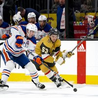 Bļugers un 'Golden Knights' ielaiž septiņus vārtus pret 'Oilers'
