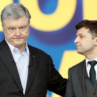 На коленях. На стадионе в Киеве прошли дебаты Зеленского и Порошенко