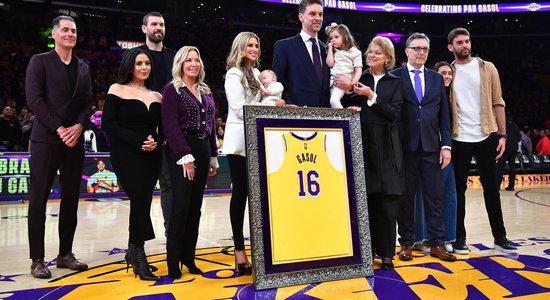 Video: 'Lakers' emocionālā ceremonijā iemūžina Gasola numuru