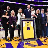 Video: 'Lakers' emocionālā ceremonijā iemūžina Gasola numuru