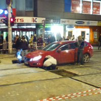 ФОТО, ВИДЕО: Дама въехала в яму на Кр. Барона – вытаскивали всем миром