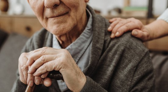 Atbalstīt, bet nelikt apsūnot dīvānā. Senioru aprūpe tuvinieku dzīvēs