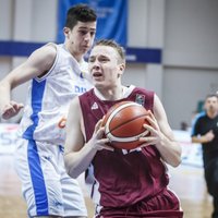 Latvijas U-18 basketbolisti grūtā mačā uzvar Zviedriju