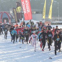 Fotoreportāža: spītējot salam, 110 dalībnieki startē Latvijas čempionātā ziemas triatlonā