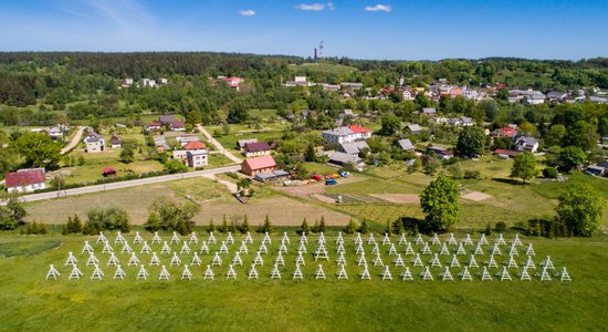 Foto: Pedvāles mākslas parks no putna lidojuma