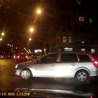 Video: Kā autovadītājs Rīgā 'audzina' citus braucējus