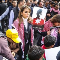 Jordānijā cilvēki pauž atbalstu uzlidojumiem 'Islāma valstij'; demonstrantu vidū arī karaliene