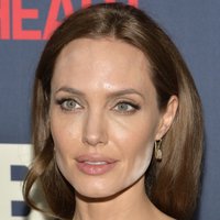 ФОТО: Таблоиды посмеялись над макияжем Анджелины Джоли