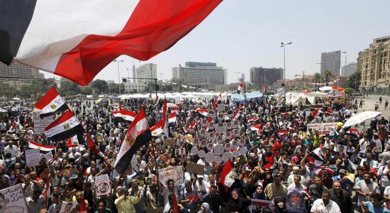 Kairas ielās uz demonstrācijām pulcējas Mursi atbalstītāji un pretinieki