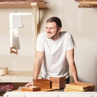 Kanādas jaunuzņēmums no koka irbulīšiem izgatavo mēbeles