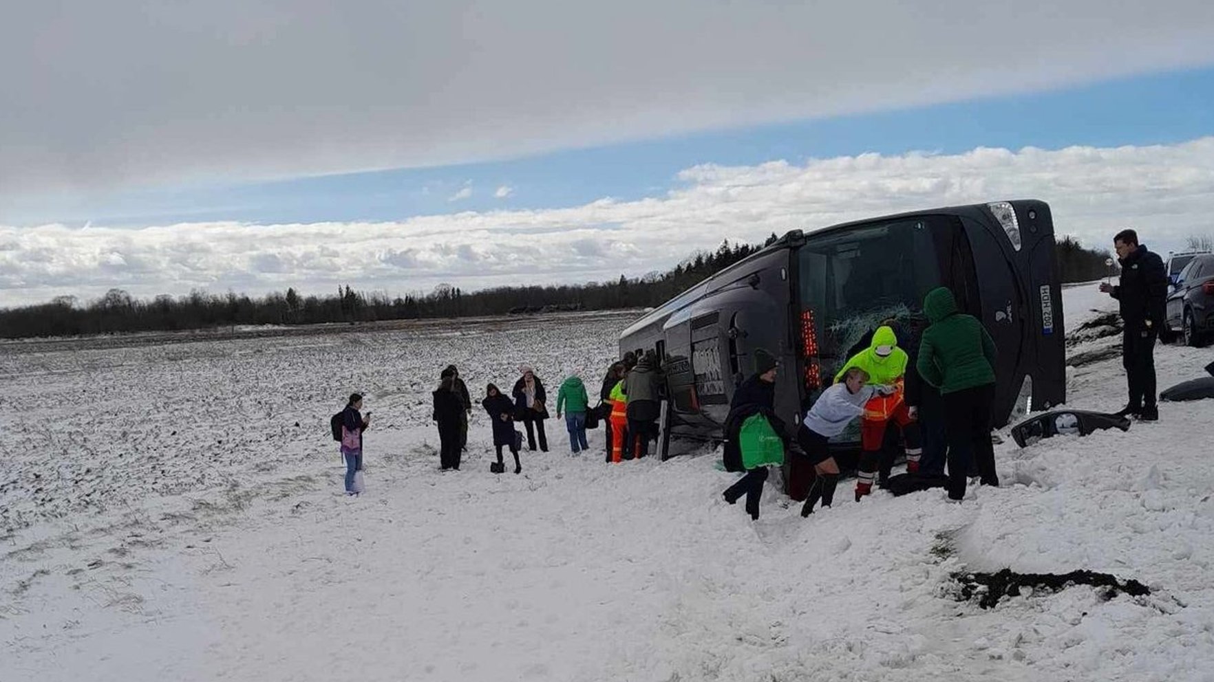Foto: Igaunijā nopietnā avārijā iesaistīts pasažieru autobuss; 12 cilvēki guvuši traumas