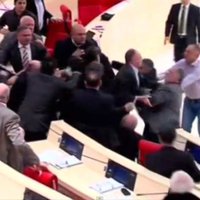 Video: Gruzijas parlamentā izceļas negants kautiņš
