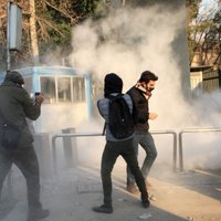Dzīvību zaudējuši desmit protestētāji, paziņo Irānas valsts televīzija