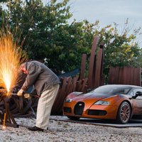 'Bugatti Veyron' ar matemātiskajām formulām