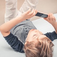 Laika ierobežojums, cieņa un piemērota informācija – bērniem ieteicamie noteikumi viedtālruņa lietošanai