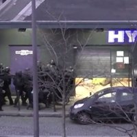 Video: Policisti ar uguni iebrūk Parīzes košera veikalā un likvidē teroristu