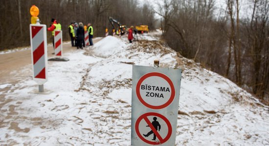 Nākamnedēļ atjaunos satiksmi uz šķīdoņa 'saēstā' autoceļa Koknese–Ērgļi